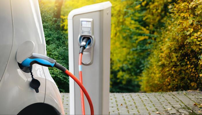 Coche eléctrico cargando