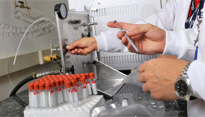 Laboratorio con muestras geoquímicas